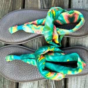 Sanuk size 9 thongs